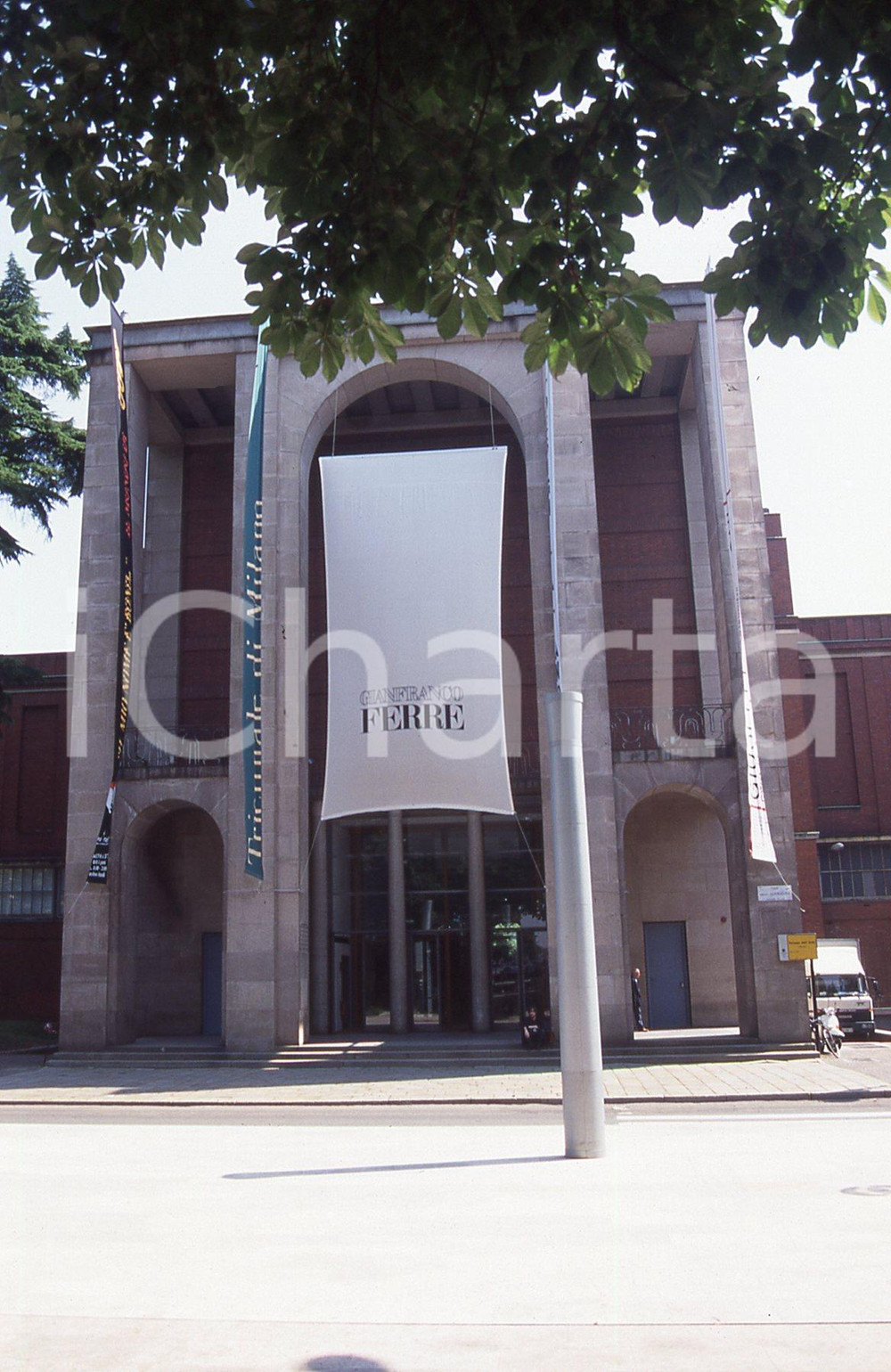 Fotografia d epoca originale 35mm vintage slide 1990 MILANO TRIENNALE Striscione Gianfranco Ferrè 3 1