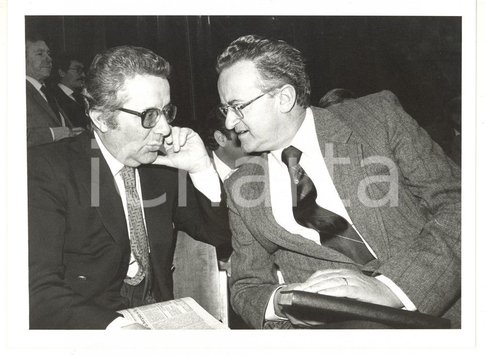 1985 ca MILANO Presidente Cassa di Risparmio Camillo FERRARI con Luigi VENEGONI Fotografia. CONDIZIONI: GFORMATO: 18x24 cm  originale e autentica 1