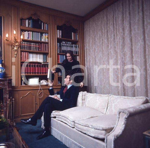 1970ca CARLO GIUFFRE' (4) Diapositiva originale d'epoca cm 6x6   Diapositiva originale a colori, in formato cm 6 x 6 ICharta mette in vendita, sul negozio eBay e in esclusiva sul sito "icharta" il proprio archivio composto da numerose diapositive e negativi fotografici d'epoca, tutti originali e autentici, che attraversano la storia del costume italiano tra gli la fine degli anni Sessanta e Novanta.Si tratta di uno sguardo inedito sull'attualità, la politica, la vita quotidiana, il gossip e la cultura, che fotografa il cambiamento della nazione in quest'ultimo scorcio del XX secolo. Un'occasione unica per il mercato del collezionismo, che vede finalmente disponibile un archivio eccezionale per vastità, tematiche e condizioni, in un settore (il negativo fotografico e la diapositiva) di assoluta novità e dalle interessanti prospettive di investimento. CONDIZIONI:FAIR/discretoFORMATO: cm 6 x 6 originale e autentica 1