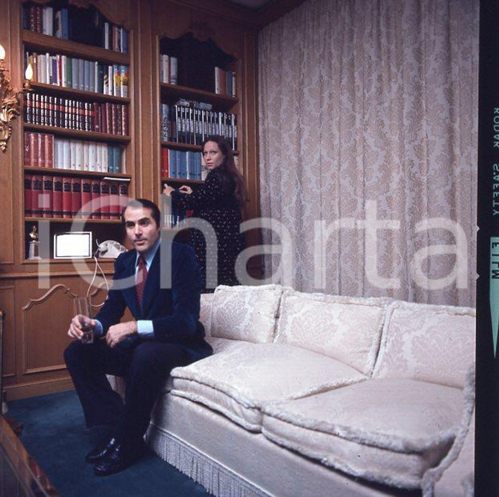 1970ca CARLO GIUFFRE' (5) Diapositiva originale d'epoca cm 6x6   Diapositiva originale a colori, in formato cm 6 x 6 ICharta mette in vendita, sul negozio eBay e in esclusiva sul sito "icharta" il proprio archivio composto da numerose diapositive e negativi fotografici d'epoca, tutti originali e autentici, che attraversano la storia del costume italiano tra gli la fine degli anni Sessanta e Novanta.Si tratta di uno sguardo inedito sull'attualità, la politica, la vita quotidiana, il gossip e la cultura, che fotografa il cambiamento della nazione in quest'ultimo scorcio del XX secolo. Un'occasione unica per il mercato del collezionismo, che vede finalmente disponibile un archivio eccezionale per vastità, tematiche e condizioni, in un settore (il negativo fotografico e la diapositiva) di assoluta novità e dalle interessanti prospettive di investimento. CONDIZIONI:FAIR/discretoFORMATO: cm 6 x 6 originale e autentica 1