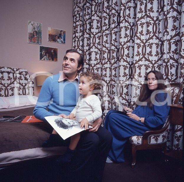 1970ca CARLO GIUFFRE' (7) Diapositiva originale d'epoca cm 6x6   Diapositiva originale a colori, in formato cm 6 x 6 ICharta mette in vendita, sul negozio eBay e in esclusiva sul sito "icharta" il proprio archivio composto da numerose diapositive e negativi fotografici d'epoca, tutti originali e autentici, che attraversano la storia del costume italiano tra gli la fine degli anni Sessanta e Novanta.Si tratta di uno sguardo inedito sull'attualità, la politica, la vita quotidiana, il gossip e la cultura, che fotografa il cambiamento della nazione in quest'ultimo scorcio del XX secolo. Un'occasione unica per il mercato del collezionismo, che vede finalmente disponibile un archivio eccezionale per vastità, tematiche e condizioni, in un settore (il negativo fotografico e la diapositiva) di assoluta novità e dalle interessanti prospettive di investimento. CONDIZIONI:FAIR/discretoFORMATO: cm 6 x 6 originale e autentica 1