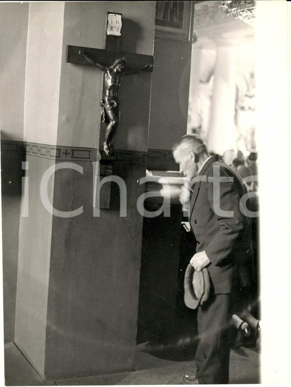 1980 ca MOSCA Chiesa cattolica San Luigi dei Francesi - Anziano devoto - Foto Fotografia d'epoca. CONDIZIONI: G FORMATO: 20x28 cm     originale e autentica 1