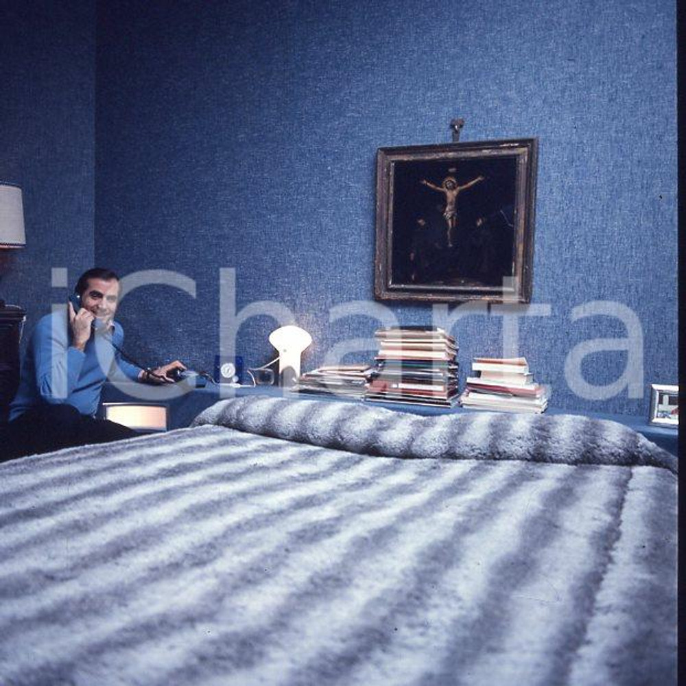 1970ca CARLO GIUFFRE' (10) Diapositiva originale d'epoca cm 6x6   Diapositiva originale a colori, in formato cm 6 x 6 ICharta mette in vendita, sul negozio eBay e in esclusiva sul sito "icharta" il proprio archivio composto da numerose diapositive e negativi fotografici d'epoca, tutti originali e autentici, che attraversano la storia del costume italiano tra gli la fine degli anni Sessanta e Novanta.Si tratta di uno sguardo inedito sull'attualità, la politica, la vita quotidiana, il gossip e la cultura, che fotografa il cambiamento della nazione in quest'ultimo scorcio del XX secolo. Un'occasione unica per il mercato del collezionismo, che vede finalmente disponibile un archivio eccezionale per vastità, tematiche e condizioni, in un settore (il negativo fotografico e la diapositiva) di assoluta novità e dalle interessanti prospettive di investimento. CONDIZIONI:FAIR/discretoFORMATO: cm 6 x 6 originale e autentica 1