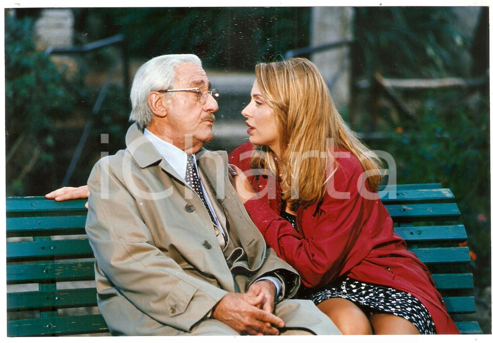 1998 INCONTRI PROIBITI Alberto SORDI Valeria MARINI seduti su una panchina *Foto