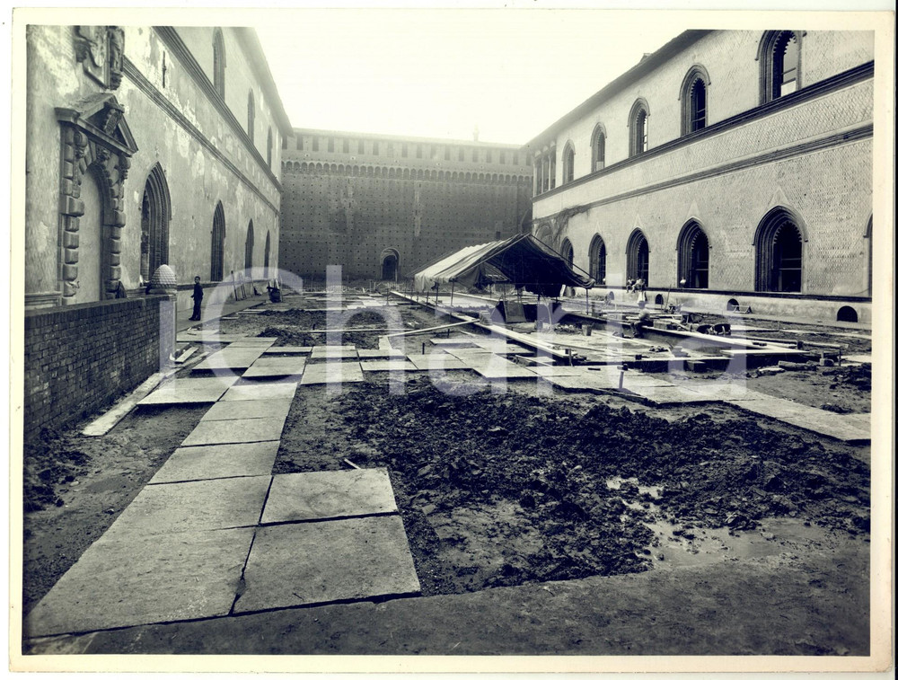 1955 ca MILANO Castello Sforzesco - Restauro BBPR - Pavimentazione Corte Ducale