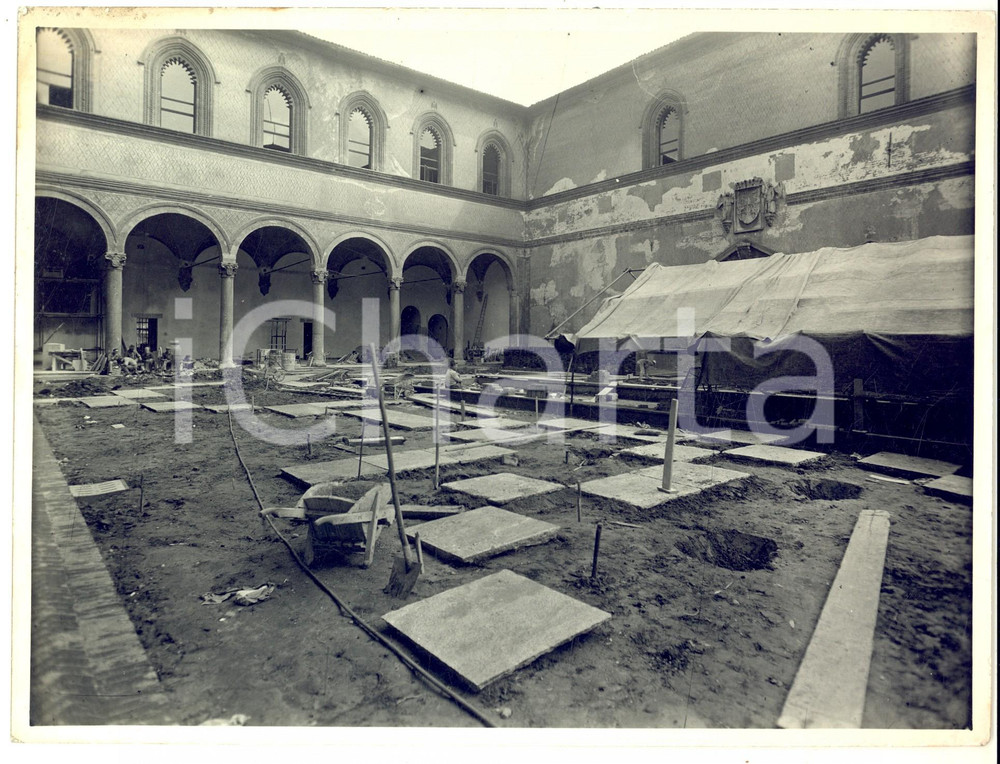 1955 ca MILANO Castello Sforzesco - Restauro BBPR - Lavori nella Corte Ducale