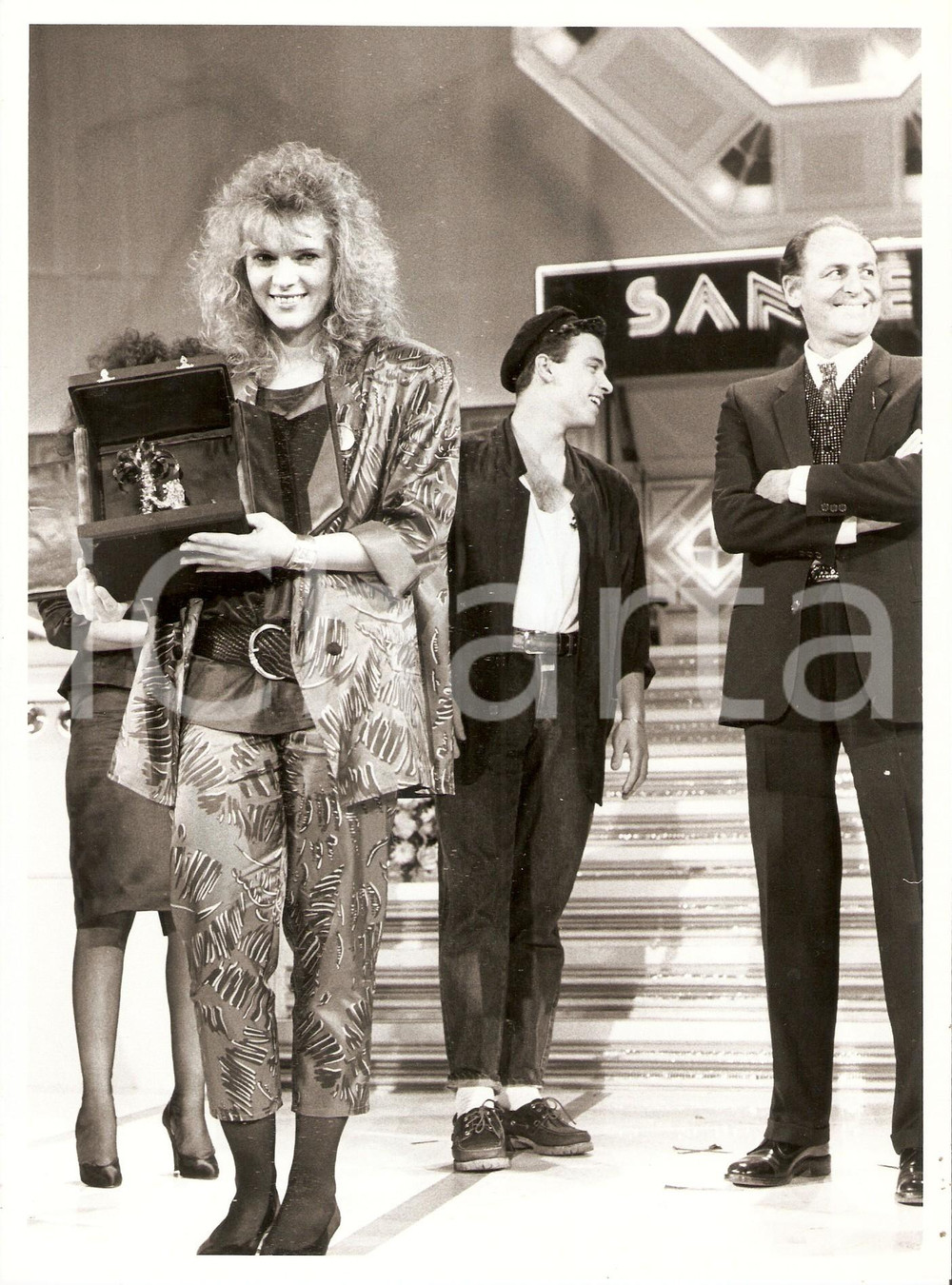 1986 FESTIVAL DI SANREMO Lena BIOLCATI mostra il premio Giovani Proposte *Foto