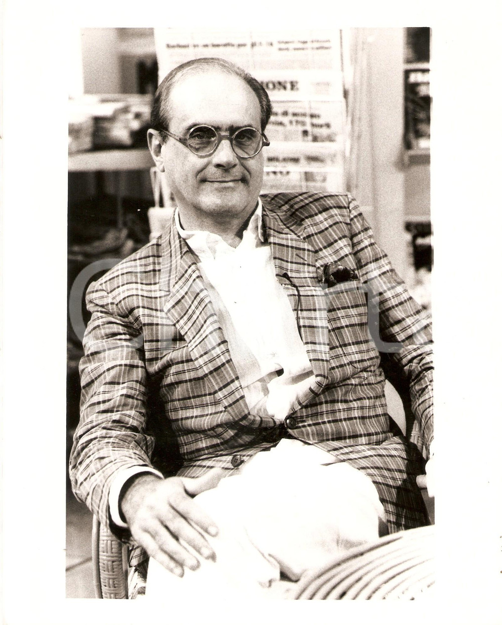 1995 ca TELEVISIONE Giornalista Mario BIONDI ospite in studio televisivo *Foto