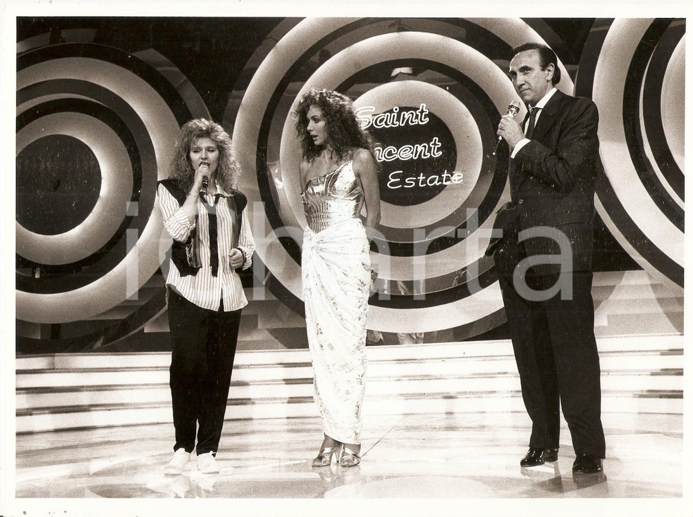 1986 SAINT VINCENT ESTATE Lena BIOLCATI ritira premio - Eleonora BRIGLIADORI 1 Fotografia. CONDIZIONI: G FORMATO: 24x18 cm  originale e autentica 1