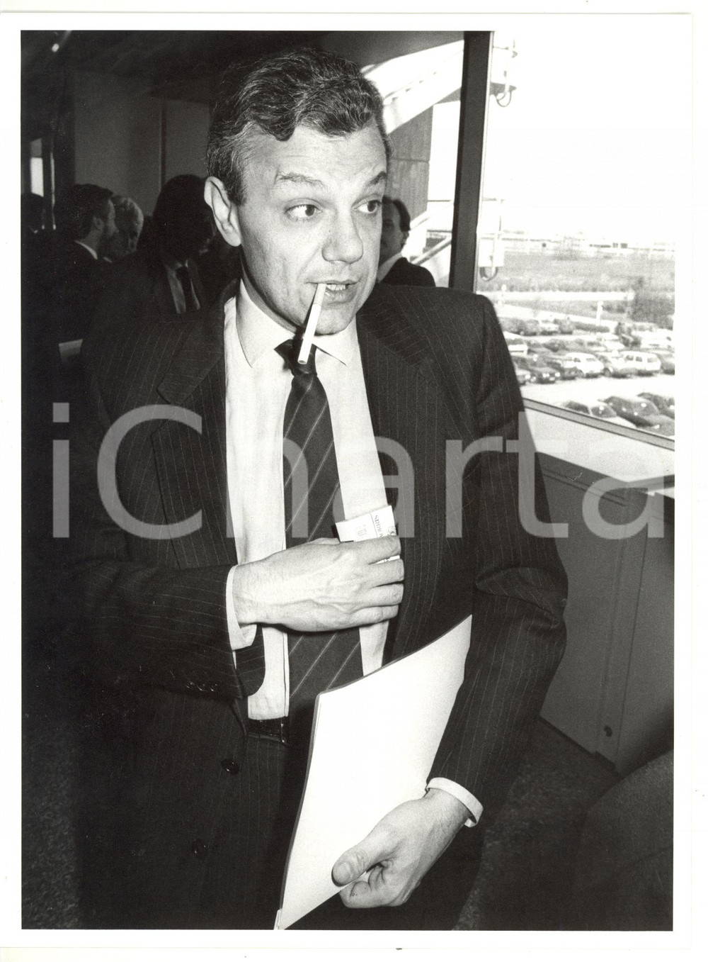 1985 ca MILANO Convegno DC - Dario DI GENNARO fuma una sigaretta *Foto 18x24