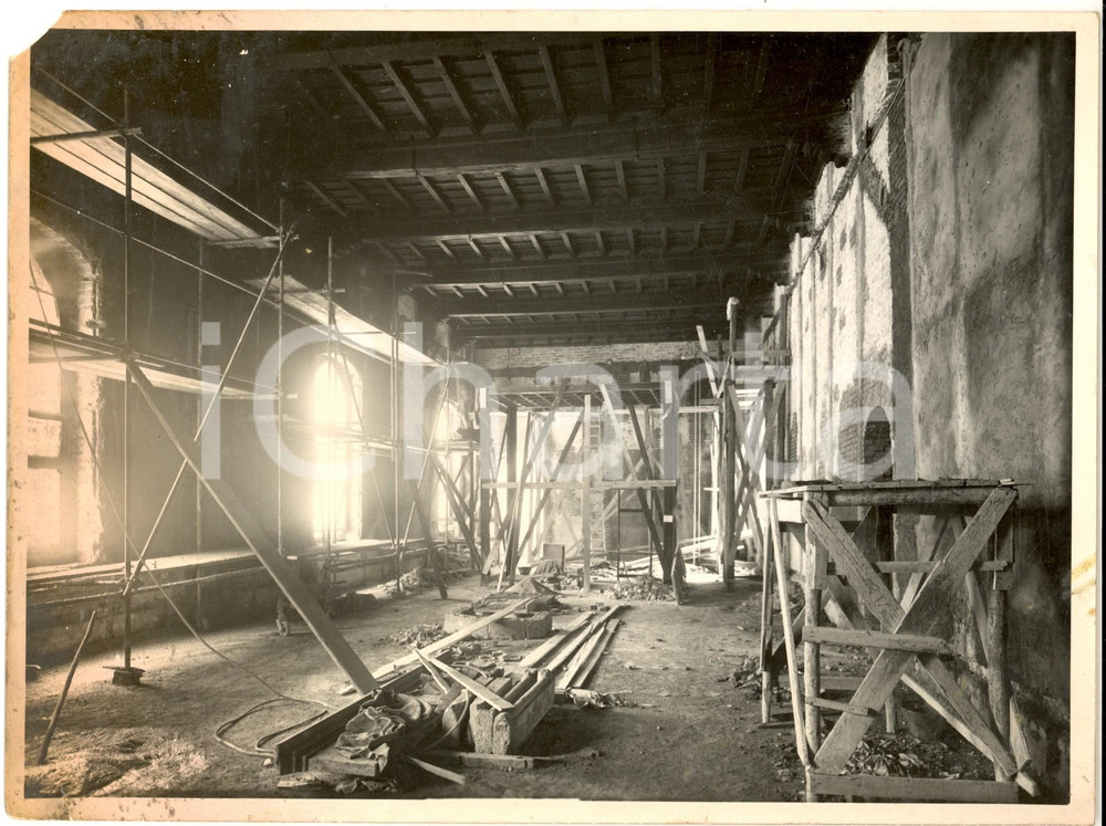 1955 ca MILANO Castello Sforzesco - Restauro BBPR - Sottotetto di torrione *Foto Fotografia d'epoca, che documenta il lavoro di riordino dei musei del Castello Sforzesco di Milano, su progetto dei BBPR . CONDIZIONI: POOR (tracce di umidit&agrave; al lato sinistro e piccola mancanza angolare)FORMATO: 24x18 cmFOTOGRAFO: Mario Perotti - Milano  originale e autentica 1