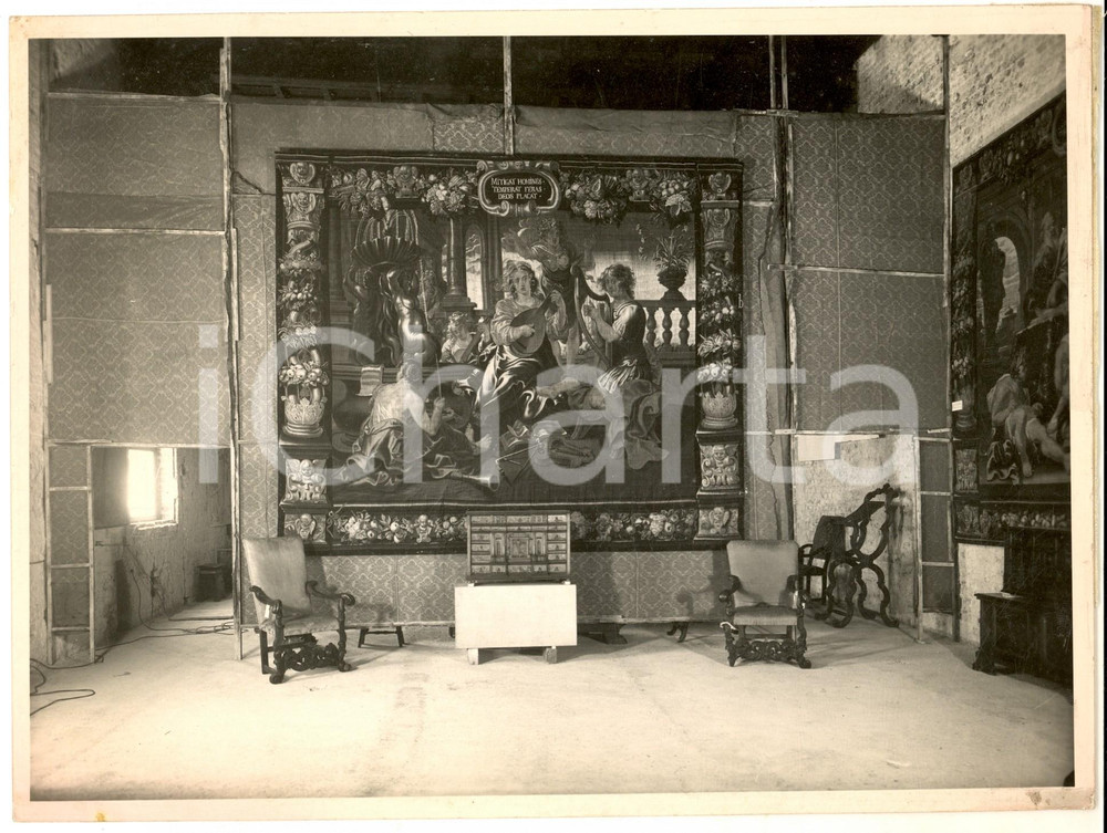 1955 ca MILANO Castello Sforzesco - Restauro BBPR Museo d'Arte Antica - Sala 5 Fotografia d'epoca, che documenta il lavoro di riordino dei musei del Castello Sforzesco di Milano, su progetto dei BBPR . CONDIZIONI: FAIR (tracce di umidit&agrave; marginali; residuo adesivo al verso)FORMATO: 24x18 cmFOTOGRAFO: Mario Perotti - Milano  originale e autentica 1