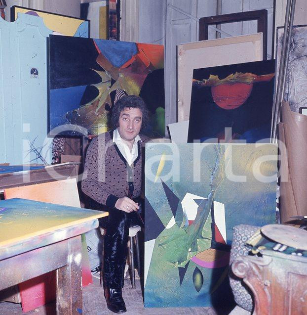 Fotografia d epoca originale 1970ca TONY DALLARA nel suo studio di pittura DIAPOSITIVA ORIGINALE 1