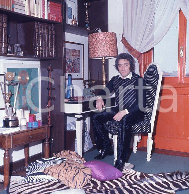 Fotografia d epoca originale 1970ca TONY DALLARA ritratto domestico  DIAPOSITIVA ORIGINALE 1