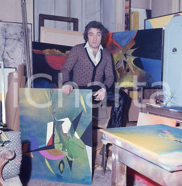Fotografia d epoca originale 1970ca TONY DALLARA nel suo studio di pittura 2 DIAPOSITIVA ORIGINALE 1
