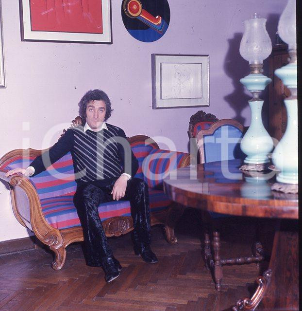 Fotografia d epoca originale 1970ca TONY DALLARA ritratto domestico 2DIAPOSITIVA ORIGINALE 1