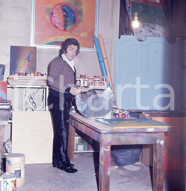 Fotografia d epoca originale 1970ca TONY DALLARA nel suo studio di pittura 3DIAPOSITIVA ORIGINALE 1