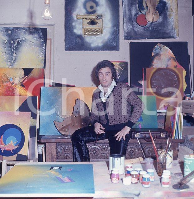 Fotografia d epoca originale 1970ca TONY DALLARA nel suo studio di pittura 5 DIAPOSITIVA ORIGINALE 1