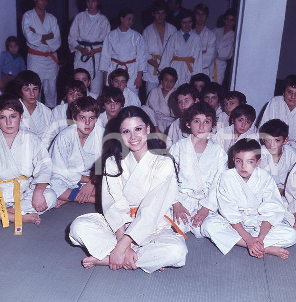 1970ca MILANO ROSANNA FRATELLO judo Kurihara *DIAPOSITIVA ORIGINALE cm6x6  (3)   Diapositiva originale a colori, in formato cm 6 x 6 ICharta mette in vendita, sul negozio eBay e in esclusiva sul sito "icharta" il proprio archivio composto da numerose diapositive e negativi fotografici d'epoca, tutti originali e autentici, che attraversano la storia del costume italiano tra gli la fine degli anni Sessanta e Novanta.Si tratta di uno sguardo inedito sull'attualità, la politica, la vita quotidiana, il gossip e la cultura, che fotografa il cambiamento della nazione in quest'ultimo scorcio del XX secolo. Un'occasione unica per il mercato del collezionismo, che vede finalmente disponibile un archivio eccezionale per vastità, tematiche e condizioni, in un settore (il negativo fotografico e la diapositiva) di assoluta novità e dalle interessanti prospettive di investimento. CONDIZIONI:FAIR/discretoFORMATO: cm 6 x 6 originale e autentica 1