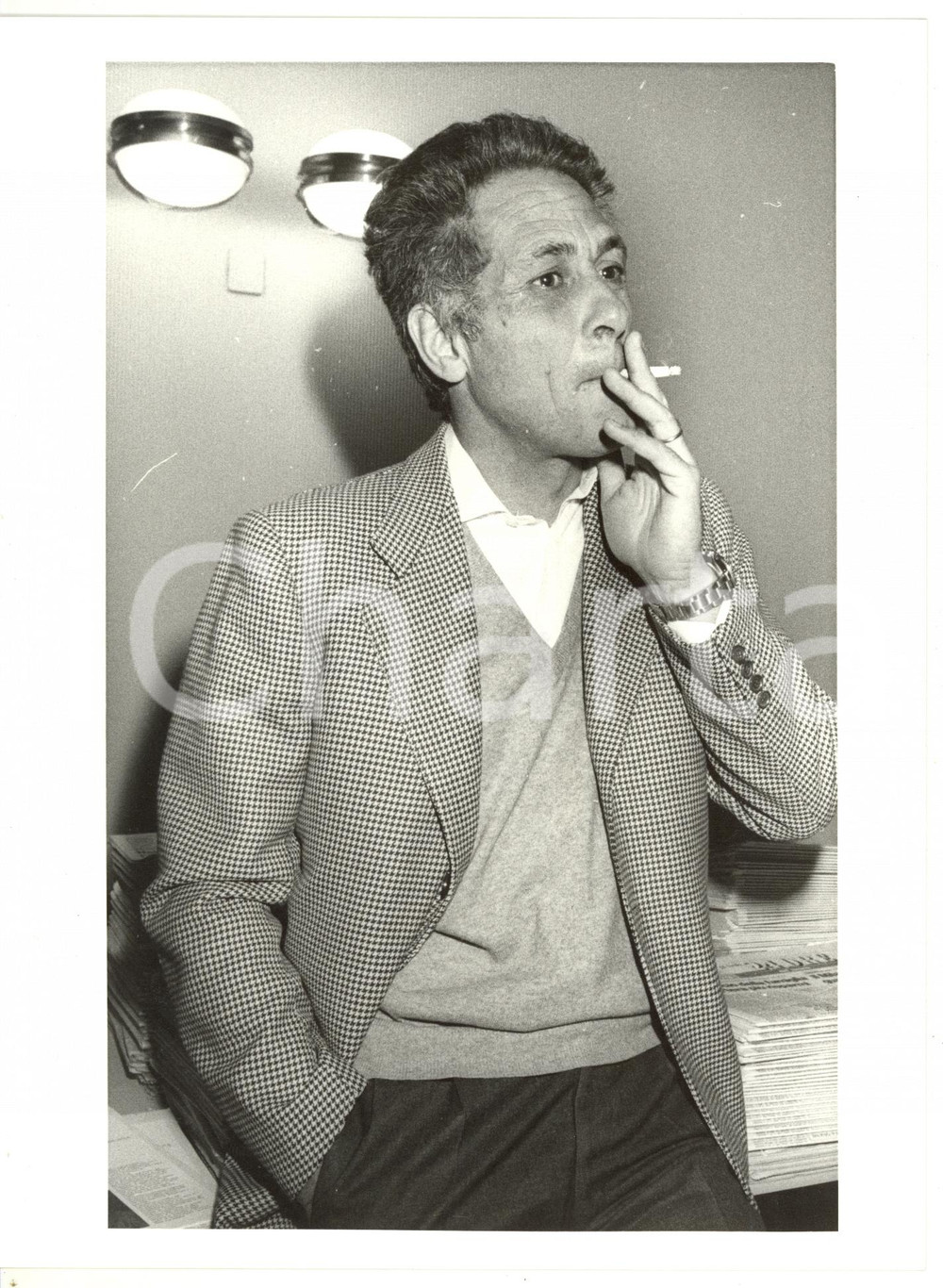 1990 ca MILANO Giorgio FALCK fuma una sigaretta *Foto 18x24