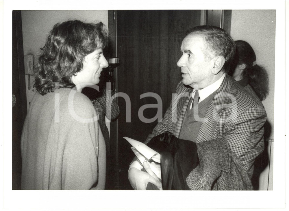 1990 ca MILANO Cristina DE ANGELI FRUA nel corso di una conversazione FOTO 24x18