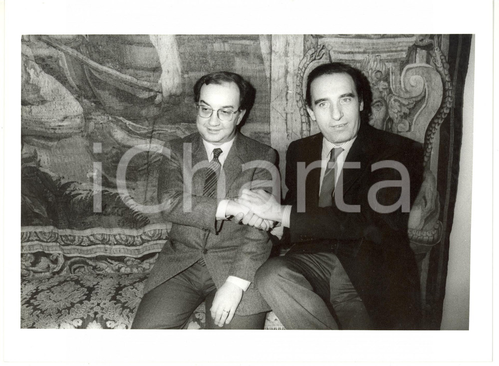 1990 ca MILANO Stretta di mano tra Carlo TOGNOLI e Paolo PILLITTERI - Foto 24x18