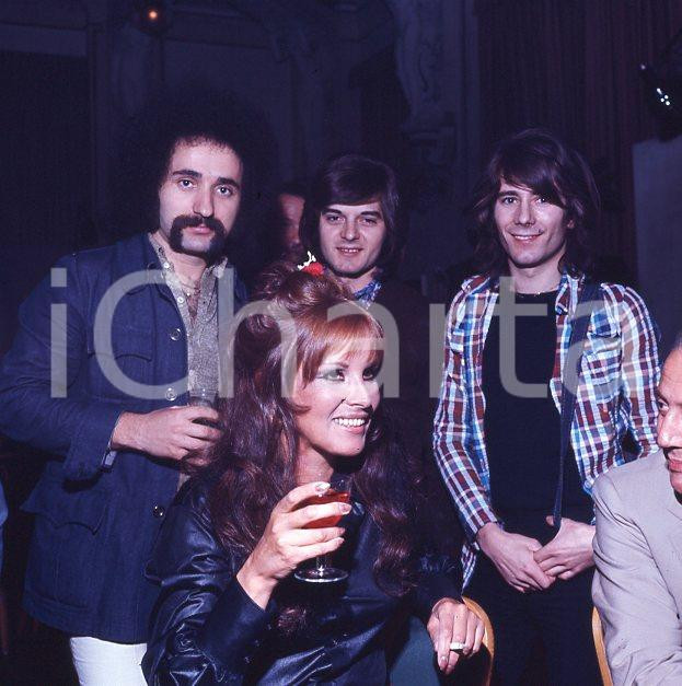 Fotografia d epoca originale 1970ca ANTONELLA LUALDI con i CAMALEONTI DIAPOSITIVA ORIGINALE 1