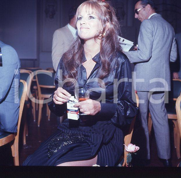 6X6cm NEGATIVO ORIGINALE * 1970ca ANTONELLA LUALDI fuma MURATTI AMBASSADOR