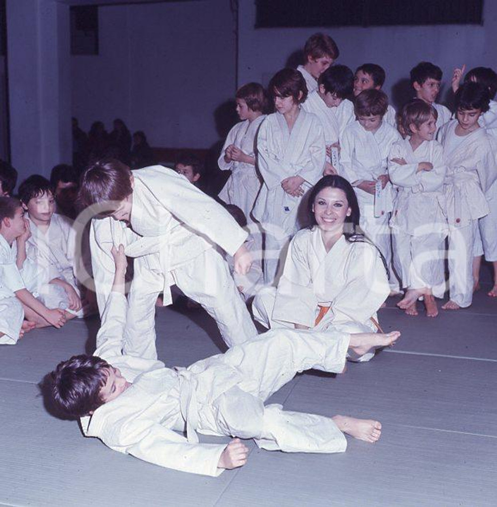 1970ca MILANO ROSANNA FRATELLO judo Kurihara *DIAPOSITIVA ORIGINALE cm6x6  (8)   Diapositiva originale a colori, in formato cm 6 x 6 ICharta mette in vendita, sul negozio eBay e in esclusiva sul sito "icharta" il proprio archivio composto da numerose diapositive e negativi fotografici d'epoca, tutti originali e autentici, che attraversano la storia del costume italiano tra gli la fine degli anni Sessanta e Novanta.Si tratta di uno sguardo inedito sull'attualità, la politica, la vita quotidiana, il gossip e la cultura, che fotografa il cambiamento della nazione in quest'ultimo scorcio del XX secolo. Un'occasione unica per il mercato del collezionismo, che vede finalmente disponibile un archivio eccezionale per vastità, tematiche e condizioni, in un settore (il negativo fotografico e la diapositiva) di assoluta novità e dalle interessanti prospettive di investimento. CONDIZIONI:FAIR/discretoFORMATO: cm 6 x 6 originale e autentica 1