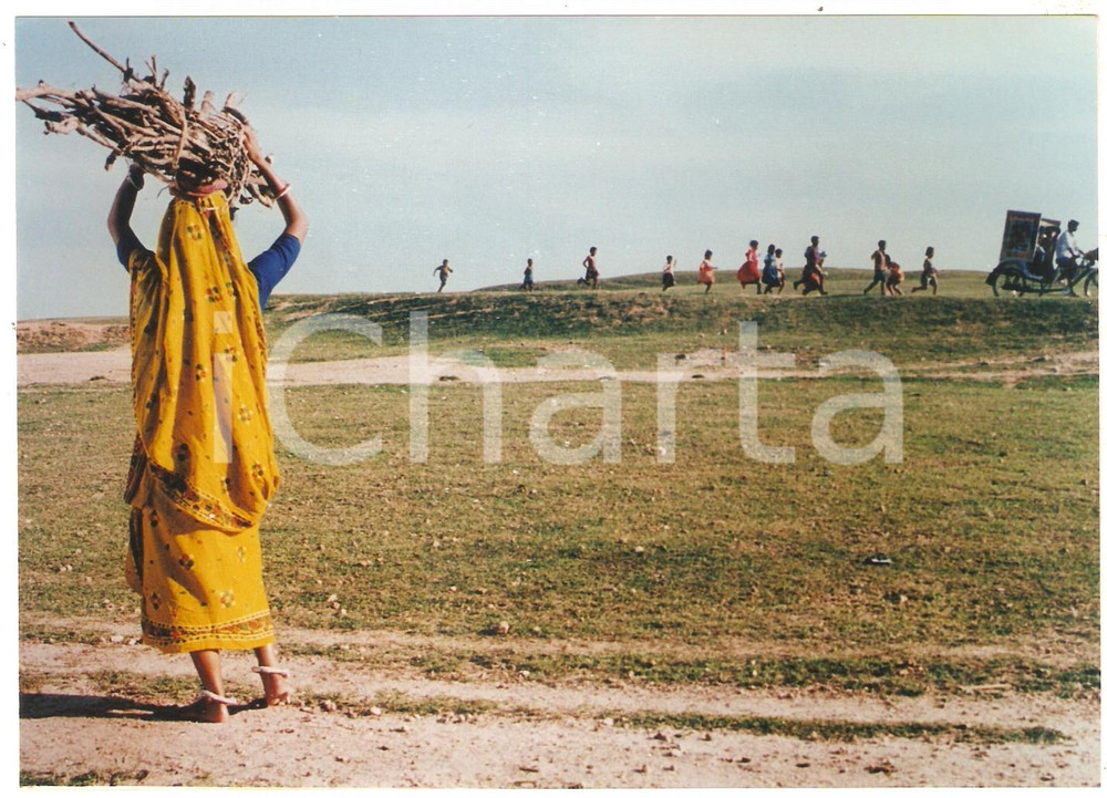 Materiale cinematografico d’epoca 2000 UTTARA Donna con fascio di sterpi  Film di Buddhadev DASGUPTA Foto 17x12 1