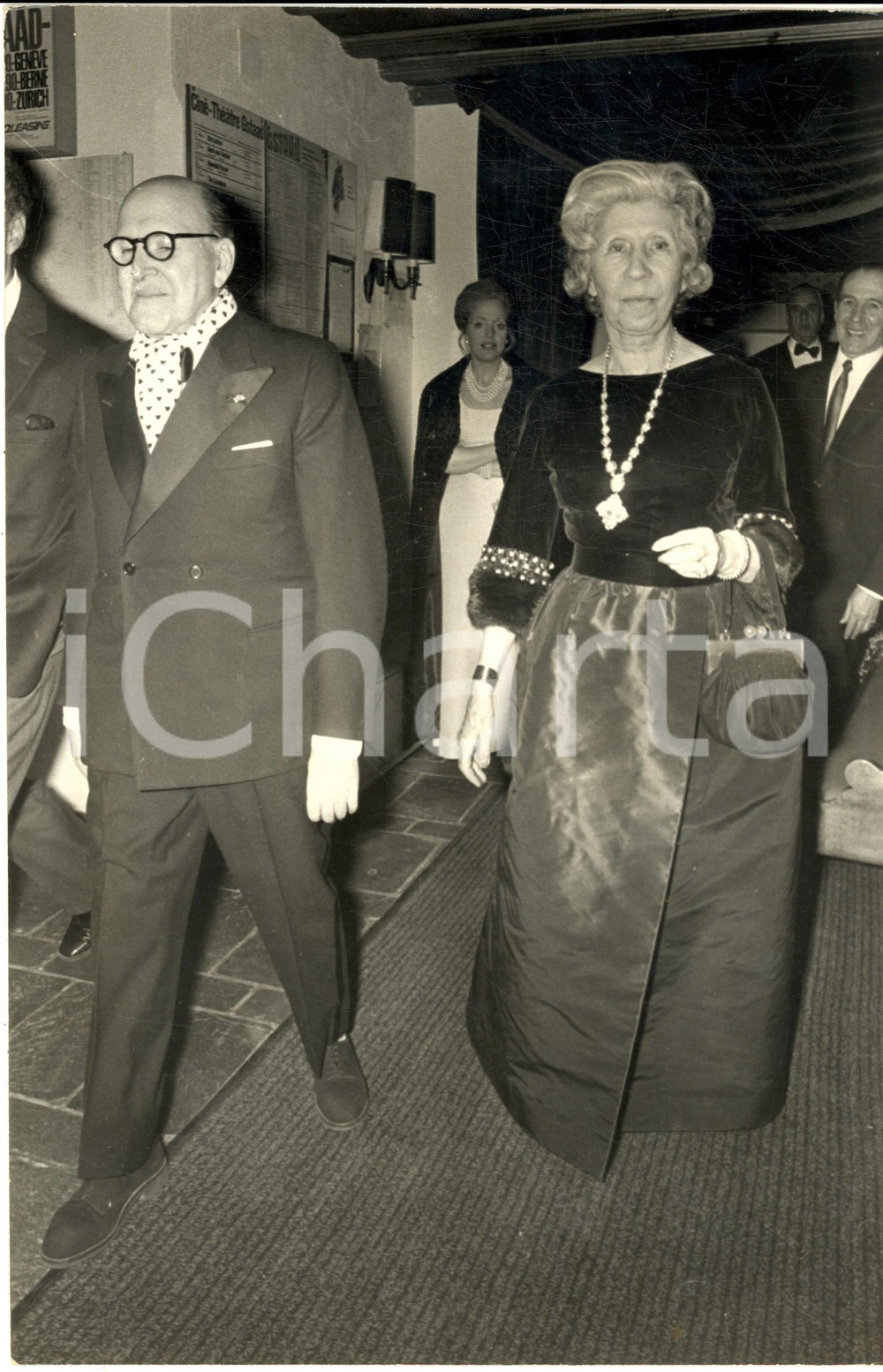 1970 ca PARIS Marcel DASSAULT con la moglie Madeleine Minckes a una serata *Foto Fotografia d'epoca. CONDIZIONI: GFORMATO: 20x30 cm      originale e autentica 1