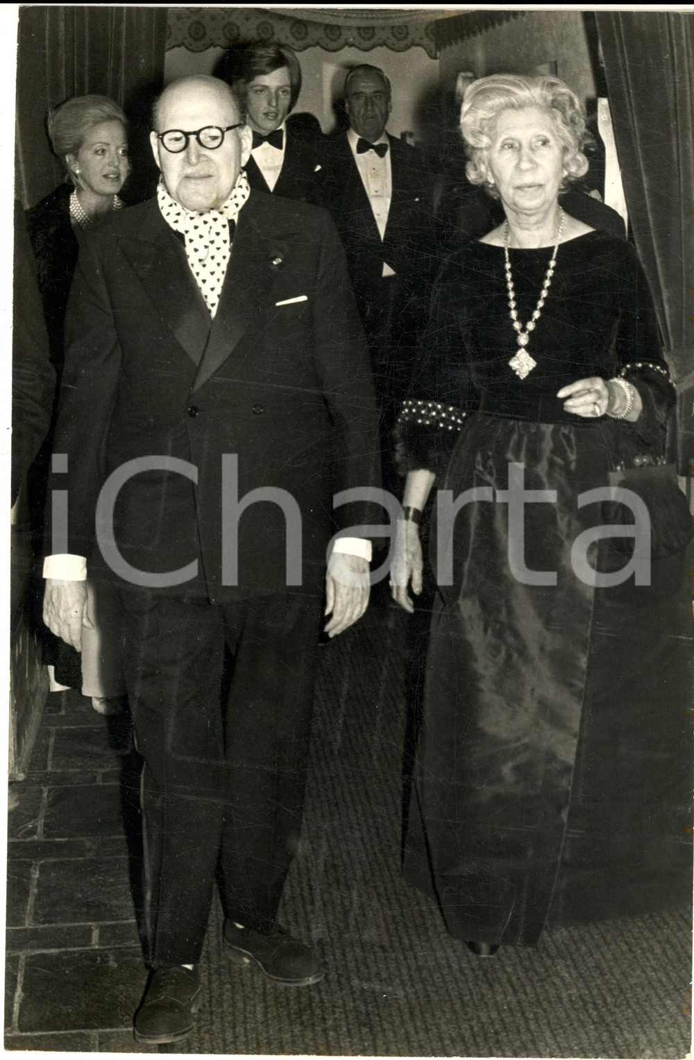 1970 ca PARIS Marcel DASSAULT e la moglie Madeleine Minckes a una serata - Foto Fotografia d'epoca. CONDIZIONI: G (ma lieve graffio superficiale)FORMATO: 20x30 cm    originale e autentica 1