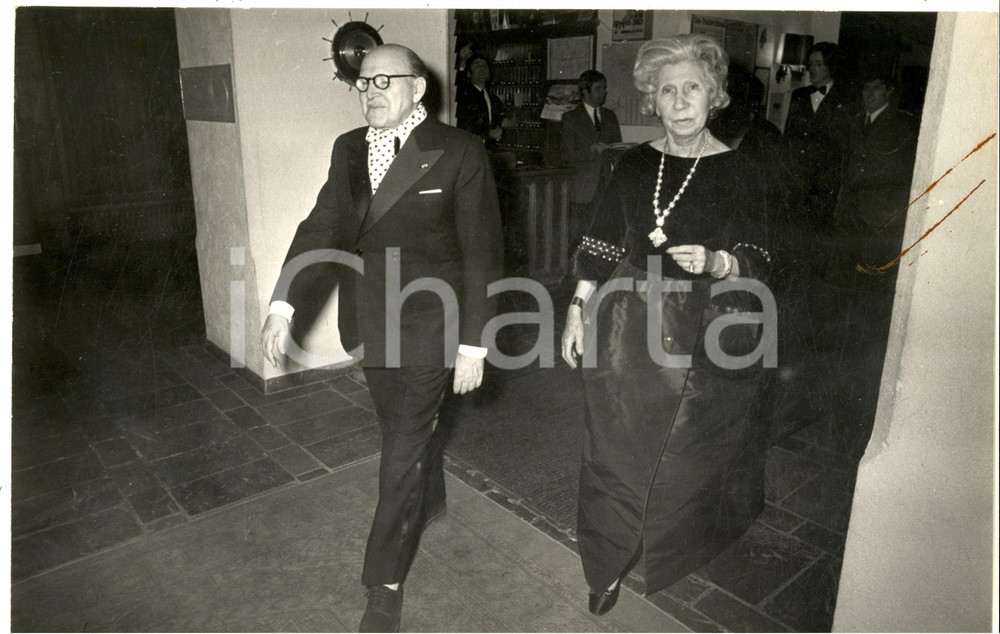 1970 ca PARIS Marcel DASSAULT e la moglie Madeleine Minckes a una serata ^Foto Fotografia d'epoca. CONDIZIONI: G FORMATO: 30x20 cm    originale e autentica 1