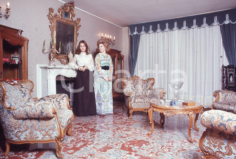 1975ca LIRICA Soprano Mirella FRENI con Micaela MAGIERA *35mm vintage slide   Diapositiva originale, autentica, vintage a colori, in formato 35mm. CONDIZIONI: GOOD ICharta mette in vendita, sul negozio eBay e in esclusiva sul sito "icharta" il proprio archivio composto da numerose diapositive e negativi fotografici d'epoca, tutti originali e autentici, che attraversano la storia del costume italiano tra gli la fine degli anni Sessanta e Novanta.Si tratta di uno sguardo inedito sull'attualità, la politica, la vita quotidiana, il gossip e la cultura, che fotografa il cambiamento della nazione in quest'ultimo scorcio del XX secolo. Un'occasione unica per il mercato del collezionismo, che vede finalmente disponibile un archivio eccezionale per vastità, tematiche e condizioni, in un settore (il negativo fotografico e la diapositiva) di assoluta novità e dalle interessanti prospettive di investimento.  originale e autentica 1
