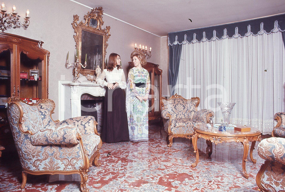 1975ca LIRICA Soprano Mirella FRENI con Micaela MAGIERA *35mm vintage slide 2   Diapositiva originale, autentica, vintage a colori, in formato 35mm. CONDIZIONI: GOOD ICharta mette in vendita, sul negozio eBay e in esclusiva sul sito "icharta" il proprio archivio composto da numerose diapositive e negativi fotografici d'epoca, tutti originali e autentici, che attraversano la storia del costume italiano tra gli la fine degli anni Sessanta e Novanta.Si tratta di uno sguardo inedito sull'attualità, la politica, la vita quotidiana, il gossip e la cultura, che fotografa il cambiamento della nazione in quest'ultimo scorcio del XX secolo. Un'occasione unica per il mercato del collezionismo, che vede finalmente disponibile un archivio eccezionale per vastità, tematiche e condizioni, in un settore (il negativo fotografico e la diapositiva) di assoluta novità e dalle interessanti prospettive di investimento.  originale e autentica 1