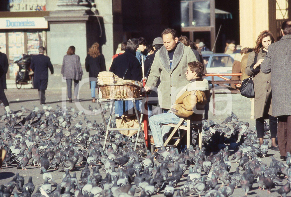 Fotografia d epoca originale 35mm vintage slide 1985ca MILANO venditori di mais per piccioni in piazza Duomo 1