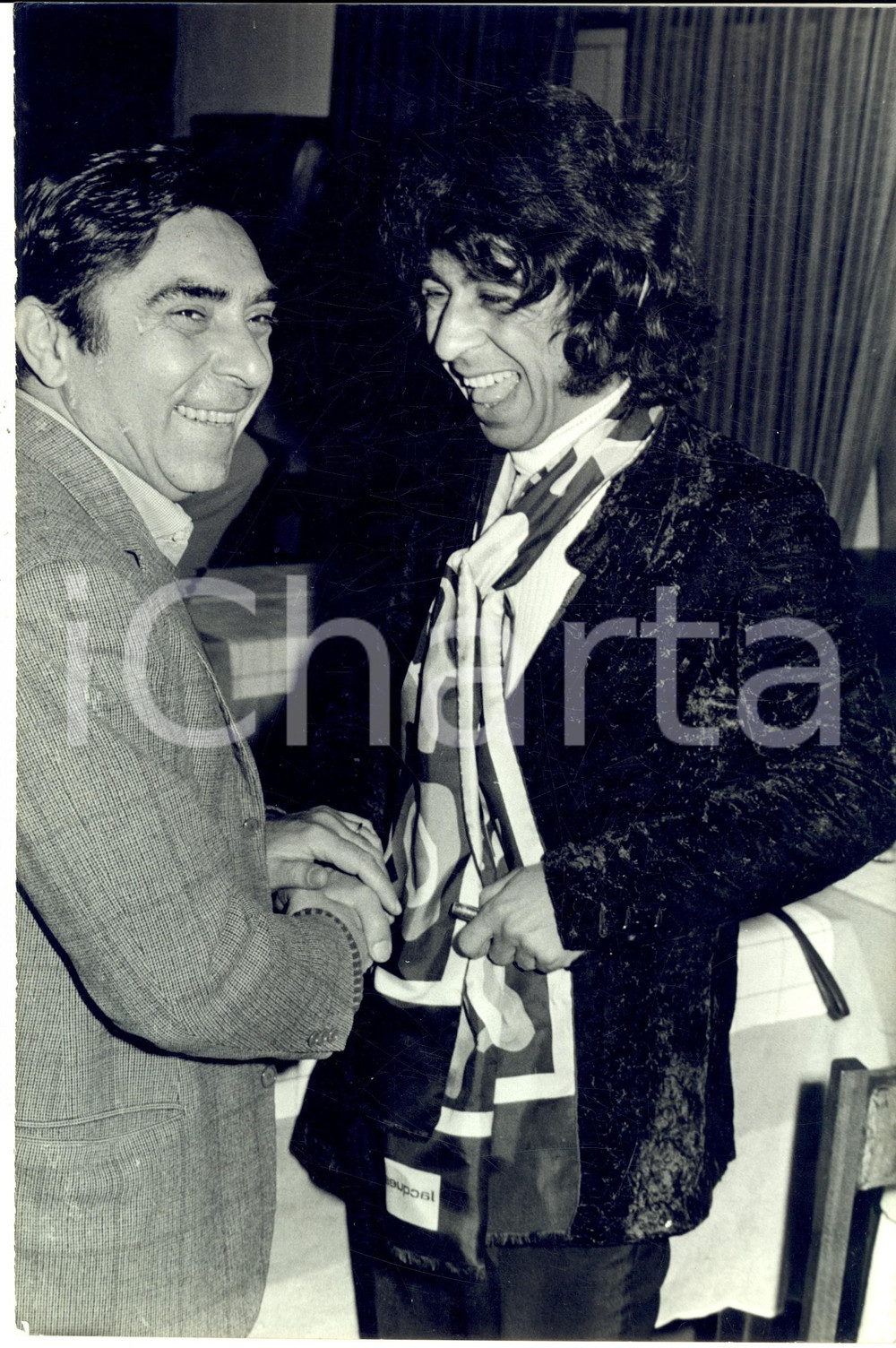 1970 ca FRANCE Ritratto di Francis LAI durante una serata tra amici - Foto