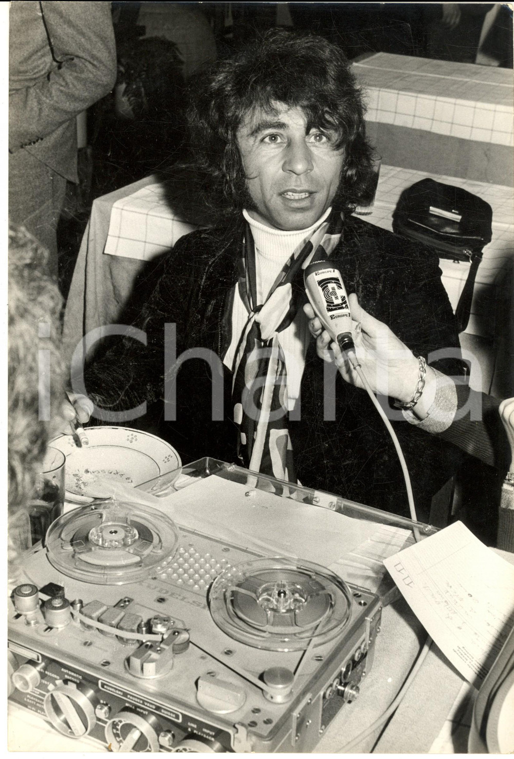 1970 ca FRANCE Ritratto di Francis LAI intervistato al ristorante - Foto