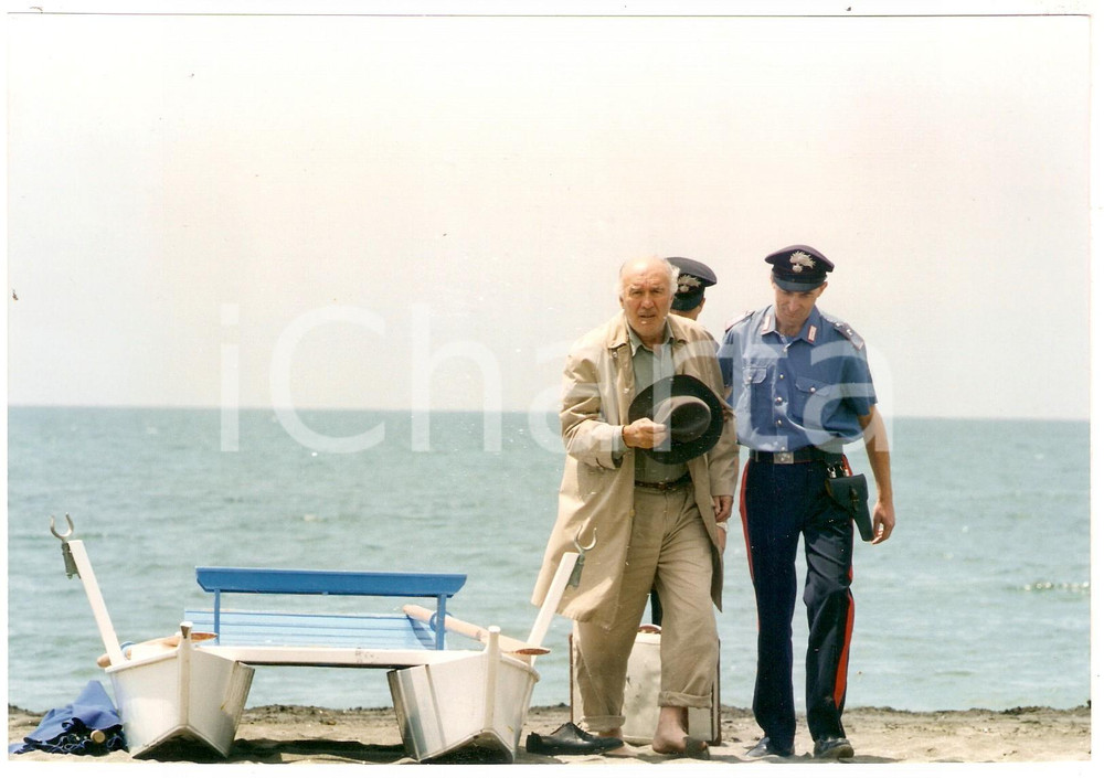 1996 COMPAGNA DI VIAGGIO Michel PICCOLI scortato da carabinieri *Foto 20x14 cm