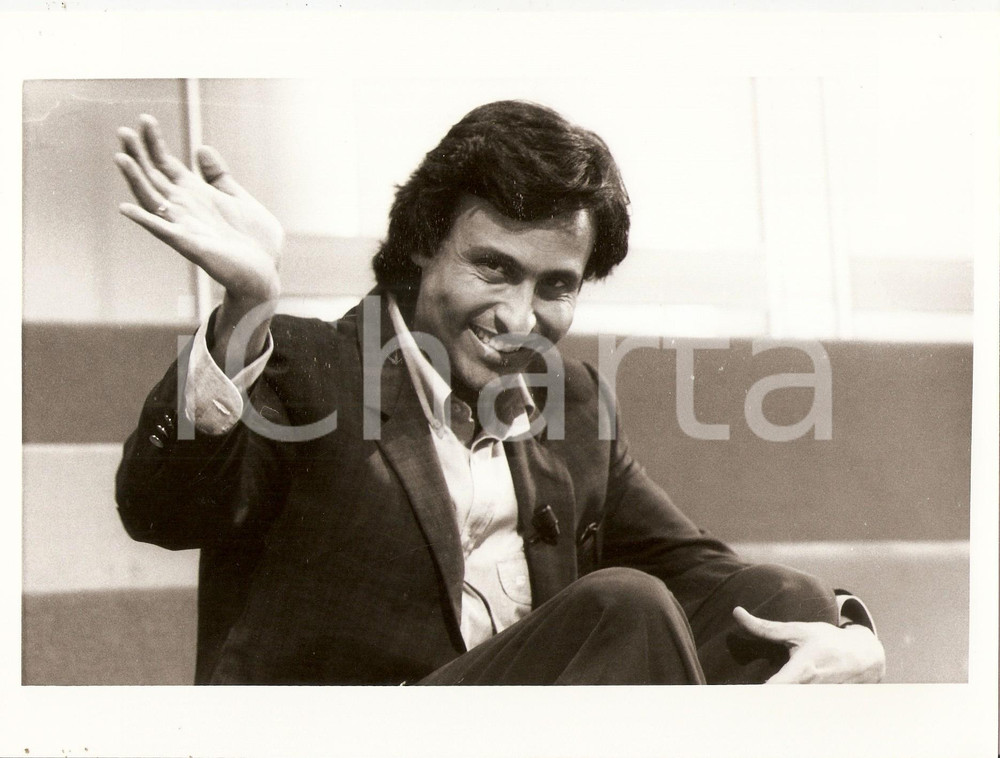 1990 ca TELEVISIONE Conduttore Gigi SABANI saluta i telespettatori *Foto 24x18