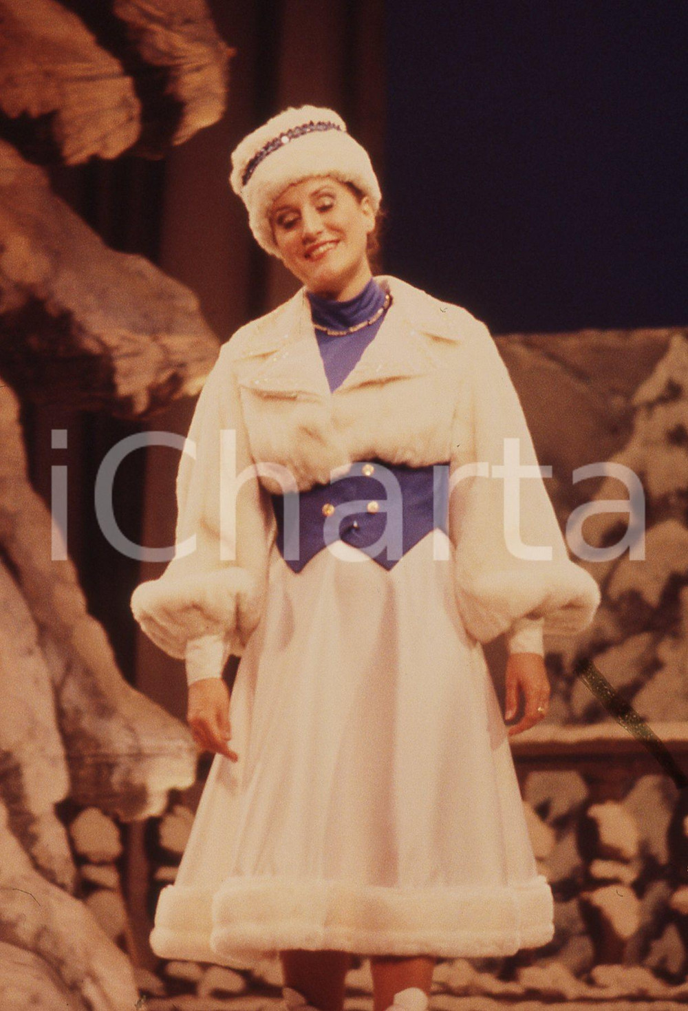 1988ca Milano? LORETTA REI Danza delle libellule *35mm VINTAGE SLIDE   Diapositiva originale d'epoca, in formato 35 mm.  ICharta mette in vendita, sul negozio eBay e in esclusiva sul sito "icharta" il proprio archivio composto da numerose diapositive e negativi fotografici d'epoca, tutti originali e autentici, che attraversano la storia del costume italiano tra gli la fine degli anni Sessanta e Novanta.Si tratta di uno sguardo inedito sull'attualità, la politica, la vita quotidiana, il gossip e la cultura, che fotografa il cambiamento della nazione in quest'ultimo scorcio del XX secolo. Un'occasione unica per il mercato del collezionismo, che vede finalmente disponibile un archivio eccezionale per vastità, tematiche e condizioni, in un settore (il negativo fotografico e la diapositiva) di assoluta novità e dalle interessanti prospettive di investimento. CONDIZIONI:FAIR/discretoFORMATO: 35mm originale e autentica 1