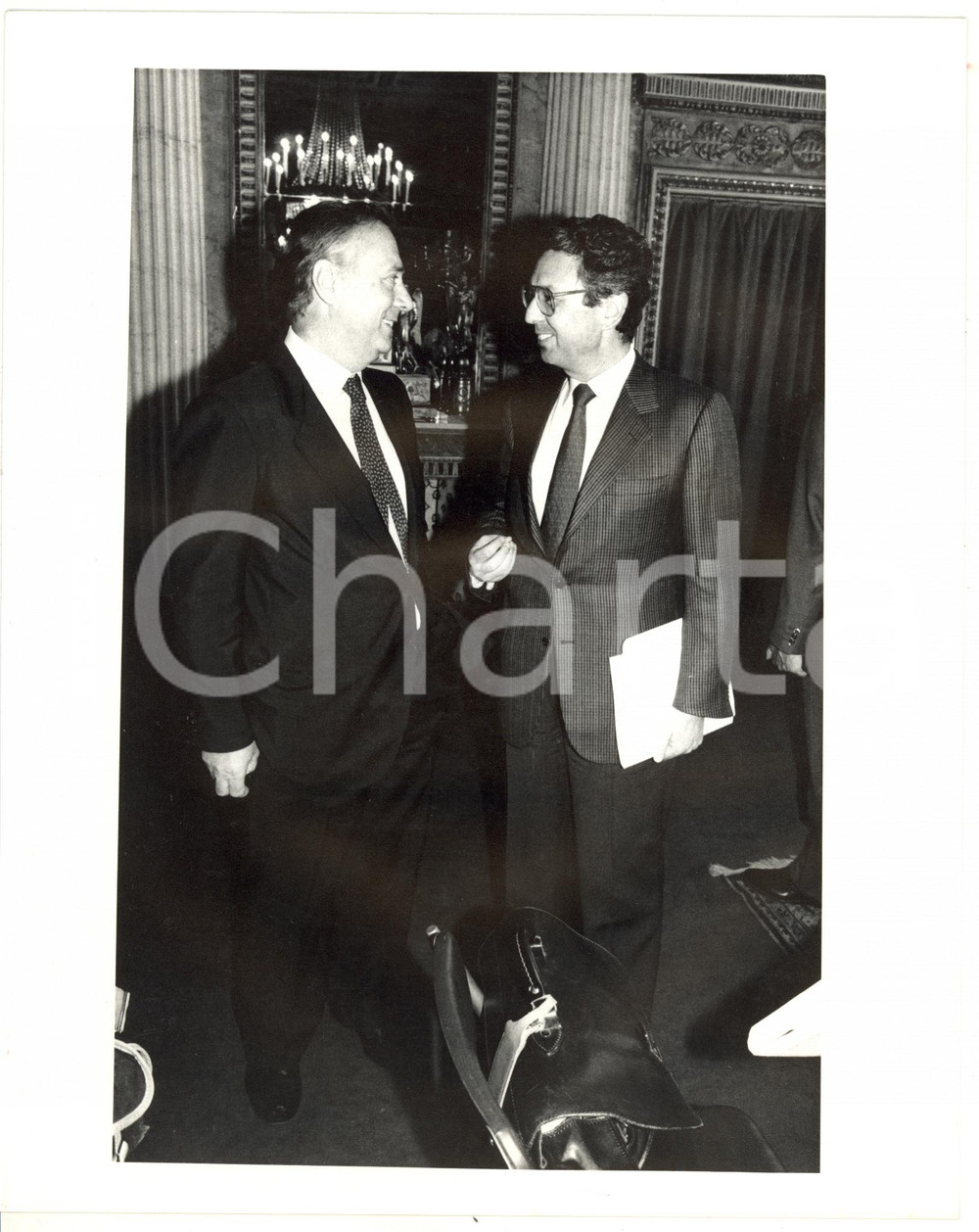 1985 ca MILANO Roberto MAZZOTTA a colloquio con Gianpiero Carlo CANTONI *Foto