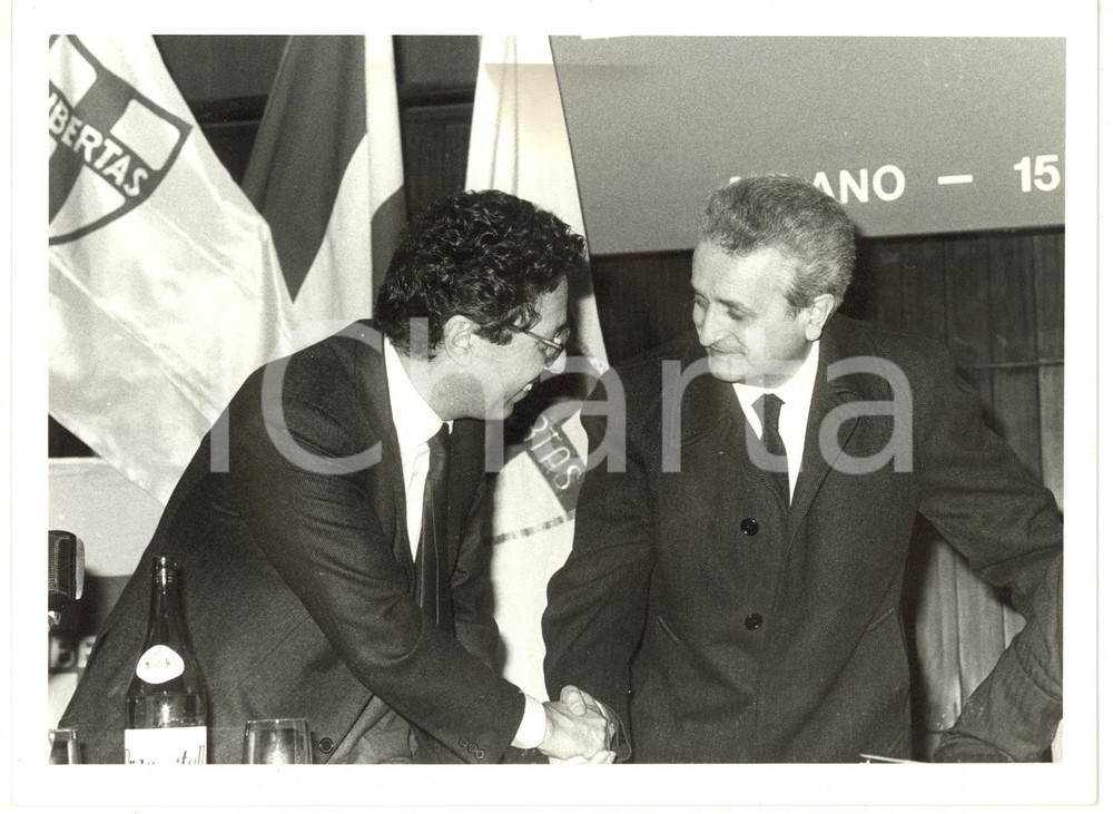 1985 ca MILANO - DC Stretta di mano tra Roberto MAZZOTTA e Vittorino COLOMBO Fotografia di agenzia. CONDIZIONI: G (ma lieve ondulazione al margine superiore)FORMATO: 24x18 cm  originale e autentica 1