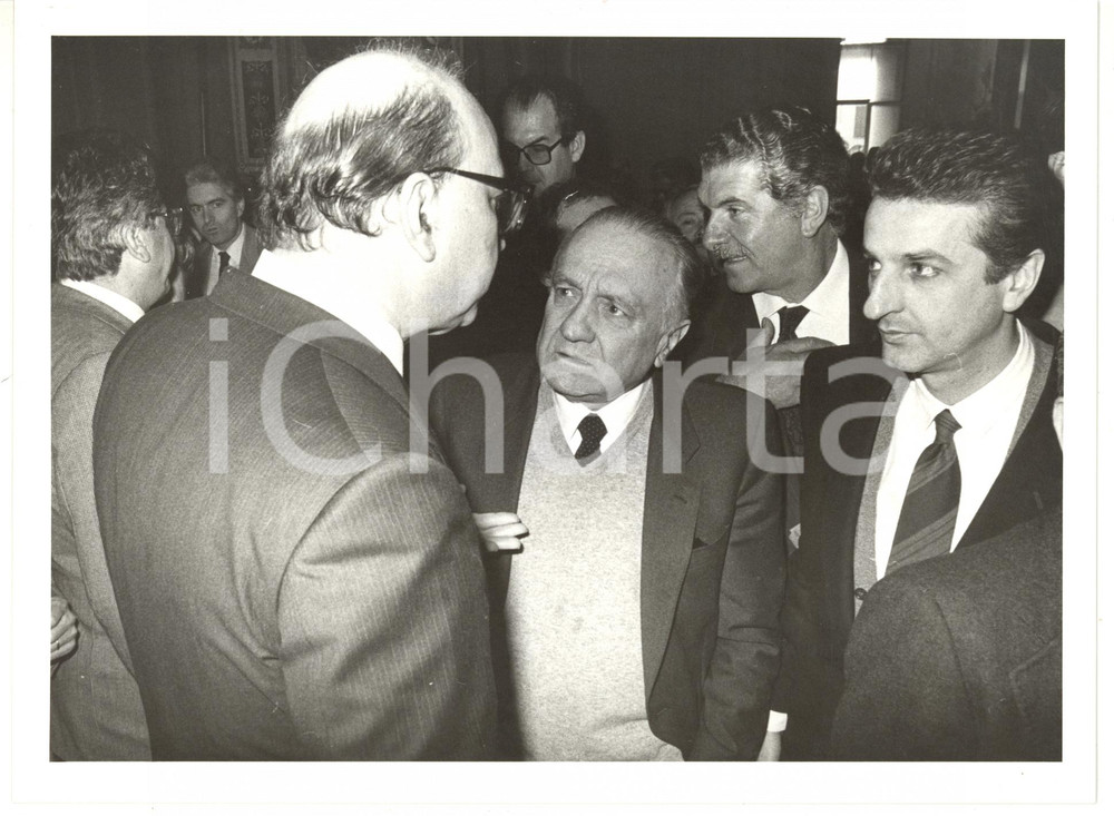 1985 ca MILANO Bettino CRAXI - Adolfo BERIA DI ARGENTINE - Ugo FINETTI *Foto Fotografia di agenzia. CONDIZIONI: G (ma lieve ondulazione al margine inferiore)FORMATO: 24x18 cm    originale e autentica 1