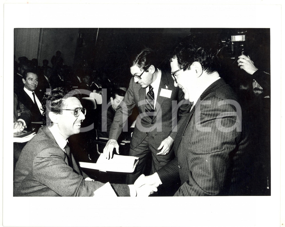 Fotografia d epoca originale 1985 ca ROMA Stretta di mano tra Romano PRODI e Roberto MAZZOTTA Foto 24x18 1