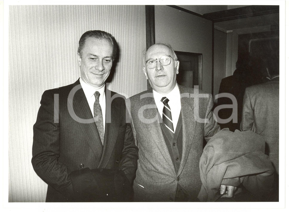 1985 ca MILANO Antonio CONFALONIERI presidente CARIPLO con Sandro MOLINARI *Foto Fotografia di agenzia. CONDIZIONI: G (ma lieve ondulazione al margine inferiore)FORMATO: 24x18 cm  originale e autentica 1