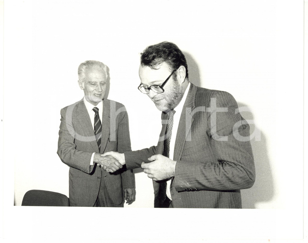 1985 ca ROMA Stretta di mano tra Antonio GIOLITTI e Claudio PETRUCCIOLI
