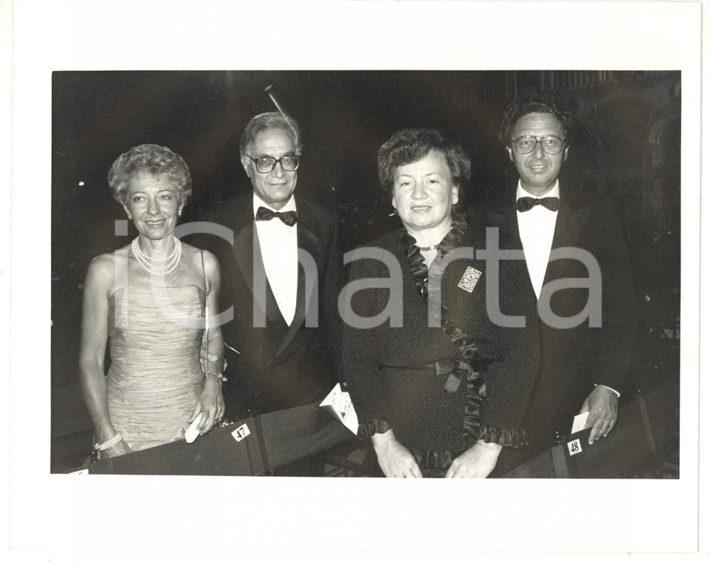 1985 ca MILANO Piero SCHLESINGER e Roberto MAZZOTTA a una serata di gala *Foto