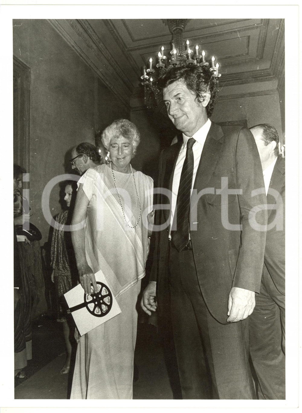 1985 ca VENEZIA Sindaco Mario RIGO con Susanna AGNELLI a una serata FOTO Fotografia di agenzia. CONDIZIONI: GFORMATO: 18x24 cm  originale e autentica 1