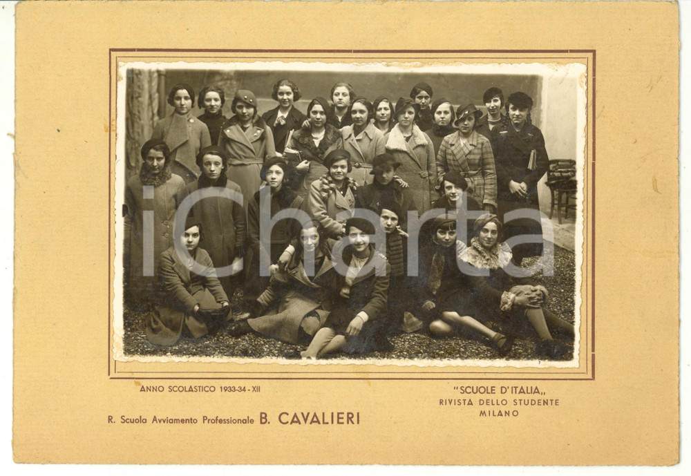 1933 MILANO Scuola professionale Bonaventura Cavalieri - Classe femminile *Foto Fotografia d'epoca su cartoncino flessibile."Scuole d'Italia" - Rivista dello studenteFOTOGRAFO: Studio d'Arte "L'Artistica" / Via Cappellari, 9 - Milano CONDIZIONI: G (lievi gualciture al cartoncino)FORMATO: 25x17 cm      originale e autentica 1